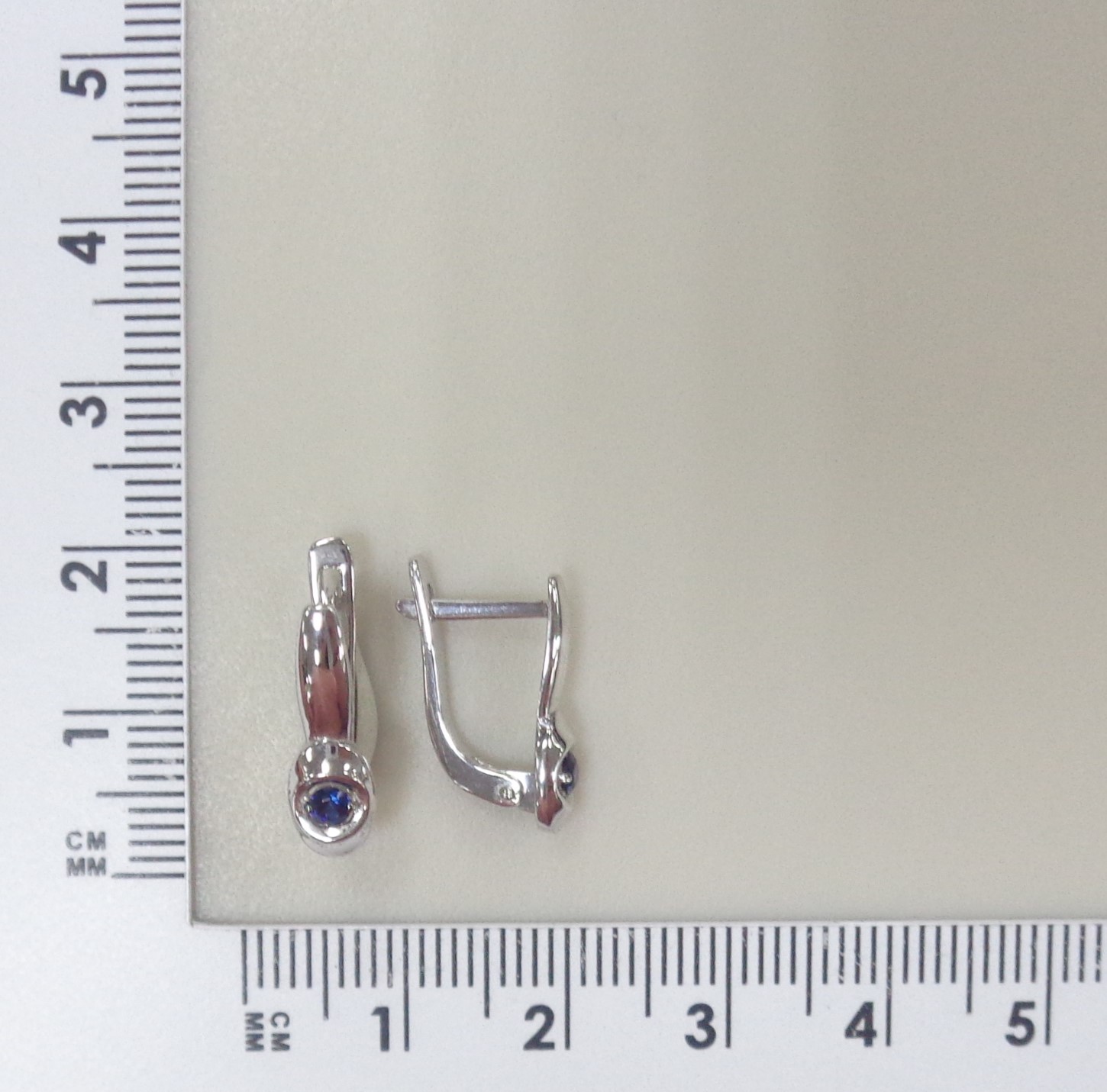 Золотые серьги 585 пробы; белое золото; вставки 2 Сапфир нат. 2/2 0,165;